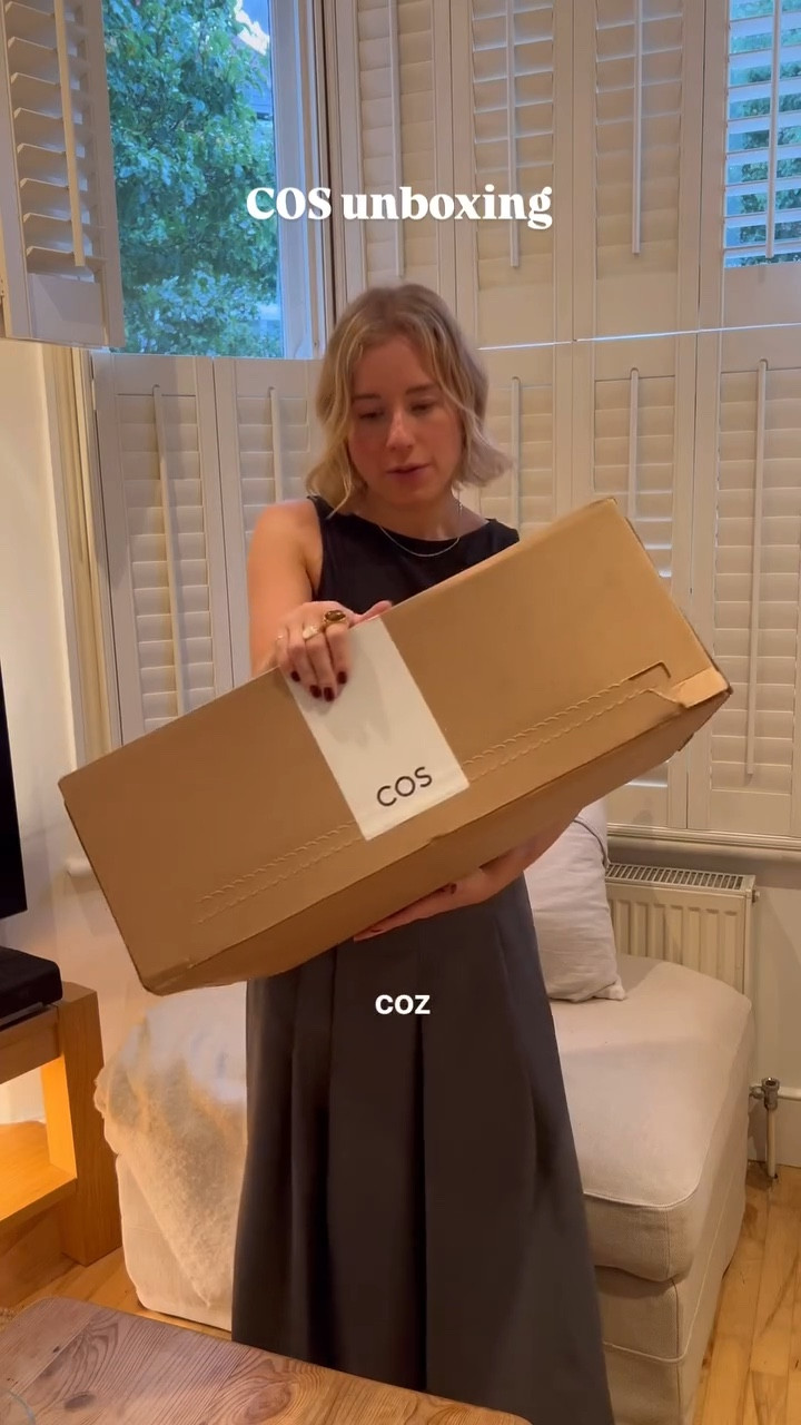 Unbox my cos order with me, watch to the end for a cute visitor. Can’t get over the softness of that jumper 😮

#unboxing #winterstaples #capsulepieces #therowinspired #cosaw24 #aw24fashion #transitionalstyle #cosbyyou #unboxwithme