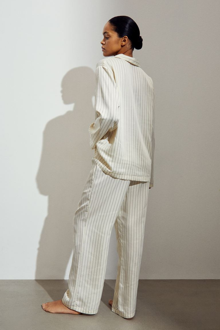Pyjama en satin avec chemise et pantalon - Crème/rayé - FEMME | H&M FR | H&M (FR, IT, ES, PT, BE)