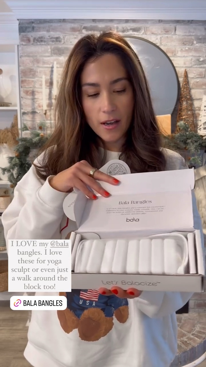 I LOVE my @bala bangles. I love these for yoga sculpt or even just a walk around the block too!