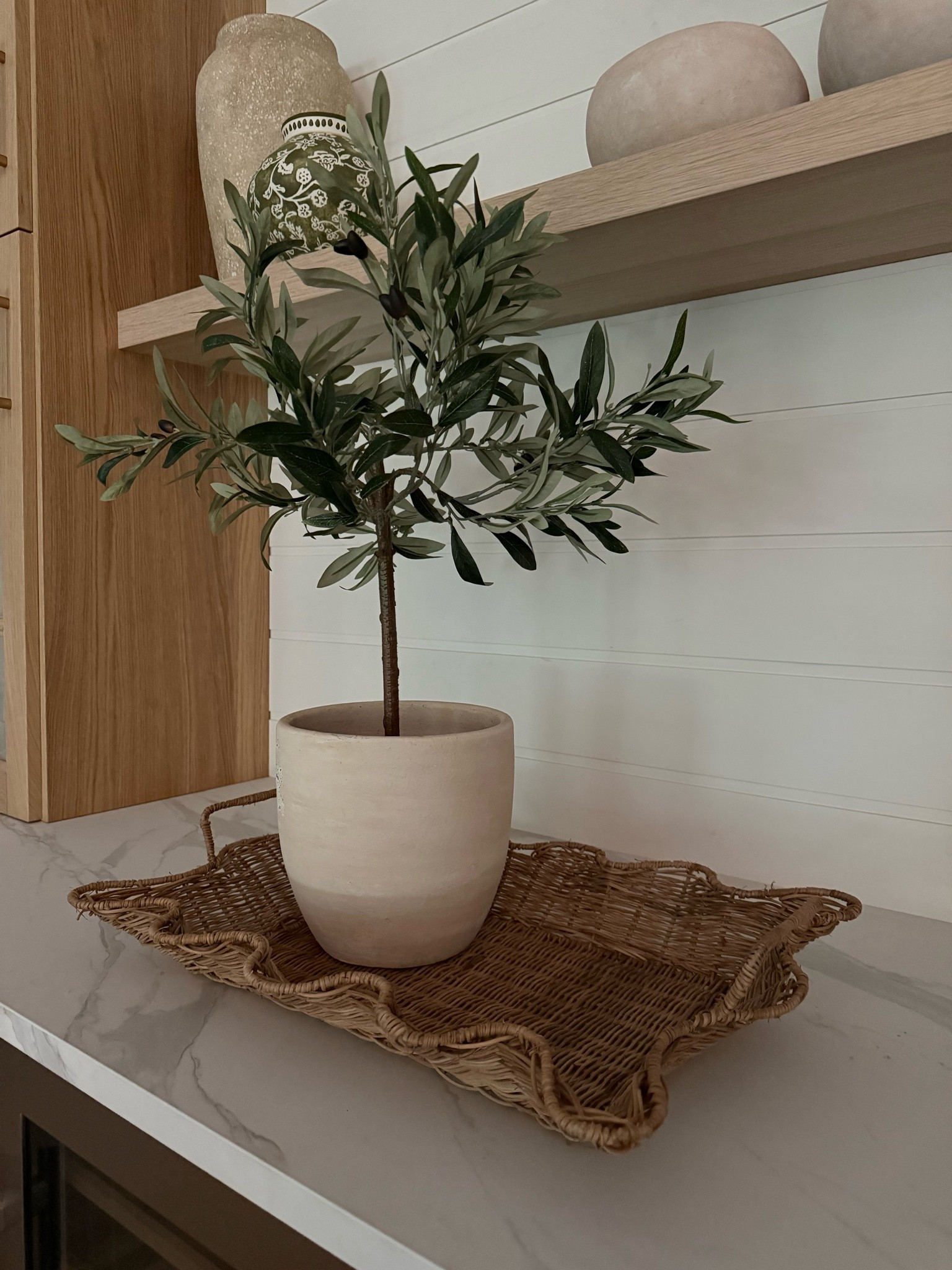 How pretty is this wavy tray?? I love it.. organic and cute! Perfect for counters, coffee table, sideboard… such charming texture! 
Shelf styling 
Kitchen inspiration
