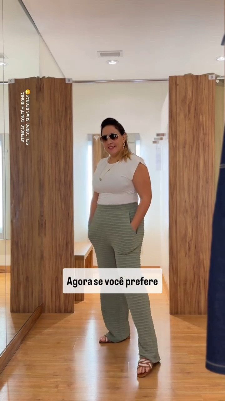 ✨ Elegância e frescor para o verão, sem abrir mão do conforto! ✨

Apresentamos a calça perfeita para mulheres que amam estar na moda, mas não abrem mão da sofisticação:

💚 Calça Reta em Algodão Texturizado Verde Oliva:

* Tecido leve e respirável, ideal para os dias quentes. ☀️
* Modelagem reta que alonga a silhueta e garante elegância. ✨
* Textura delicada que lembra o crochê, super charmosa! 😍
* Cor verde oliva, atemporal e fácil de combinar. 🌿
* Usei tam. M Blusa tam. G 

Perfeita para compor looks frescos e estilosos sem mostrar as pernas. 😉

➡️ Combine com:

* Blusas de algodão soltinhas.
* Camisas de linho.
* Regatas de seda.
* Sandálias rasteiras ou plataformas.
* Acessórios em tons terrosos.

Gostou? ❤️ Deixe seu comentário e compartilhe com as amigas! 👯‍♀️

#calcafeminina #modafeminina #estilo #conforto #elegancia #verao #40mais #moda40plus #lookdodia #ootd #fashion #dicademoda #tendencia #compreagora #lojaonline #promoção