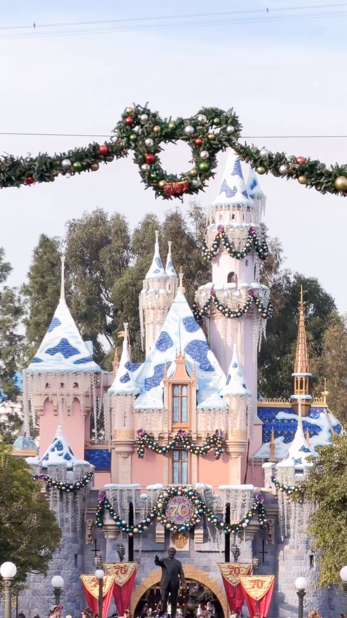 send this to the person you want to have a christmas disneyland day with ❄️🏰🎀 disney is truly so magical during the holidays, especially with the twinkly castle decor, cute winter fits & the beautiful parade. if you needed a sign to plan a disney christmas day, this is it 🩰✨


#LTKHoliday #LTKSeasonal