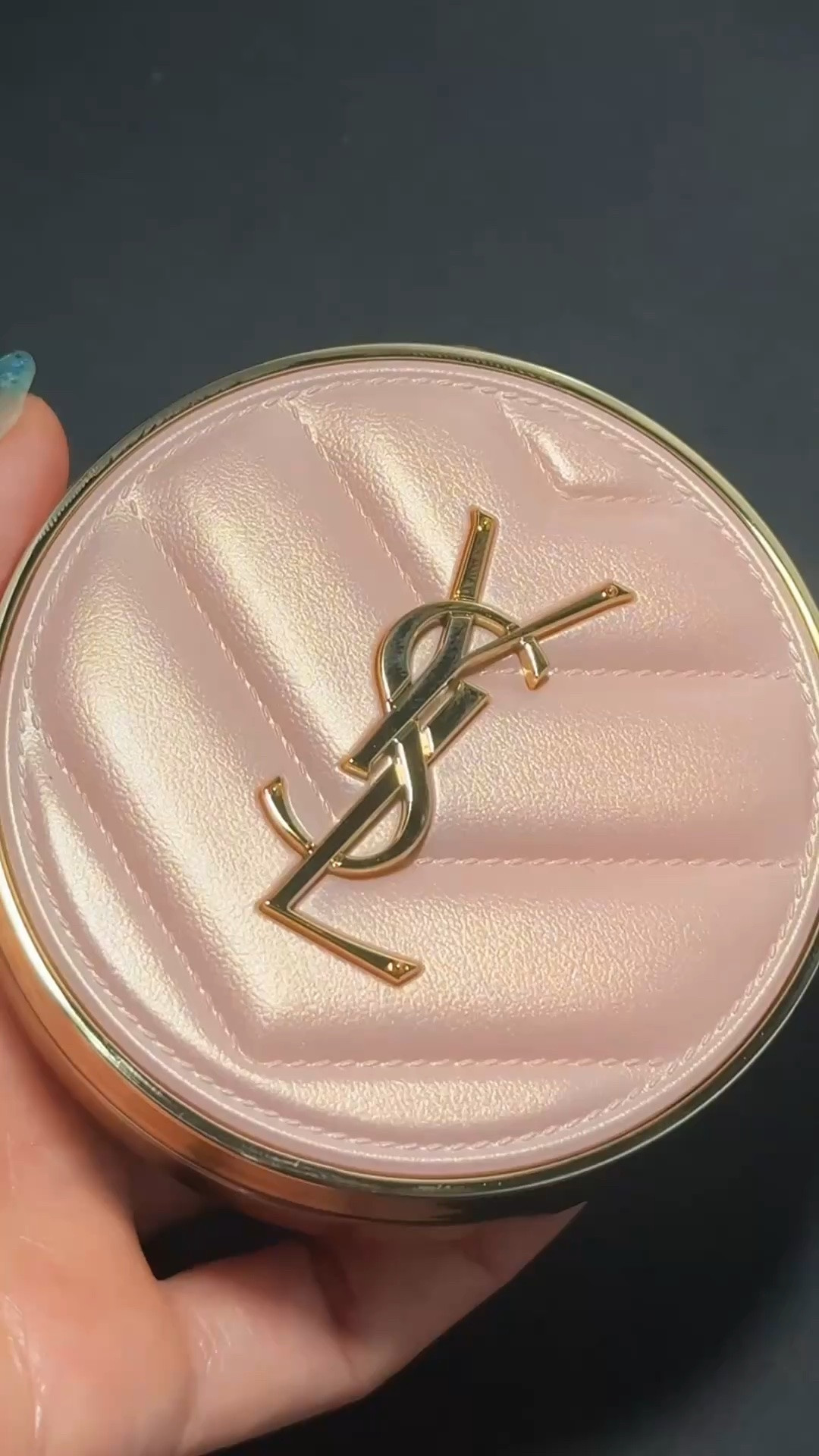 Want to try YSL cushion foundation for so long and this glowy foundation doesn’t disappoint me! The heart-shaped hand and body cream is  limited edition and only available in Japan and Taiwan. Need to get it 🥰💕✈️ @YSL Beauty  #ysl #yslbeauty #ysljapan #cushionfoundation
