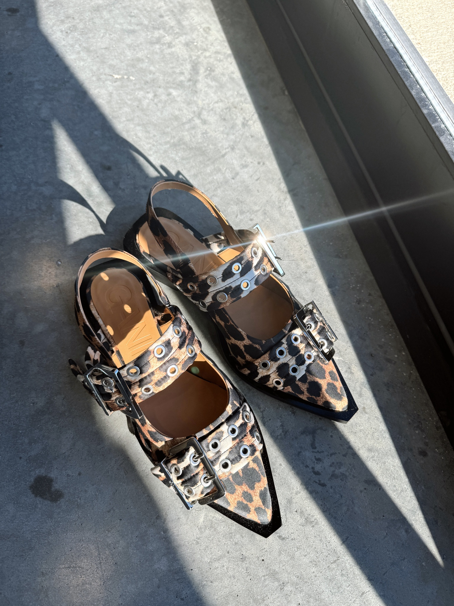 The Ganni ballet flat lives up to the hype. She’s so cute and comfortable too. Fit is tts and she also comes in many colors at @saks.
#saks #sakspartner