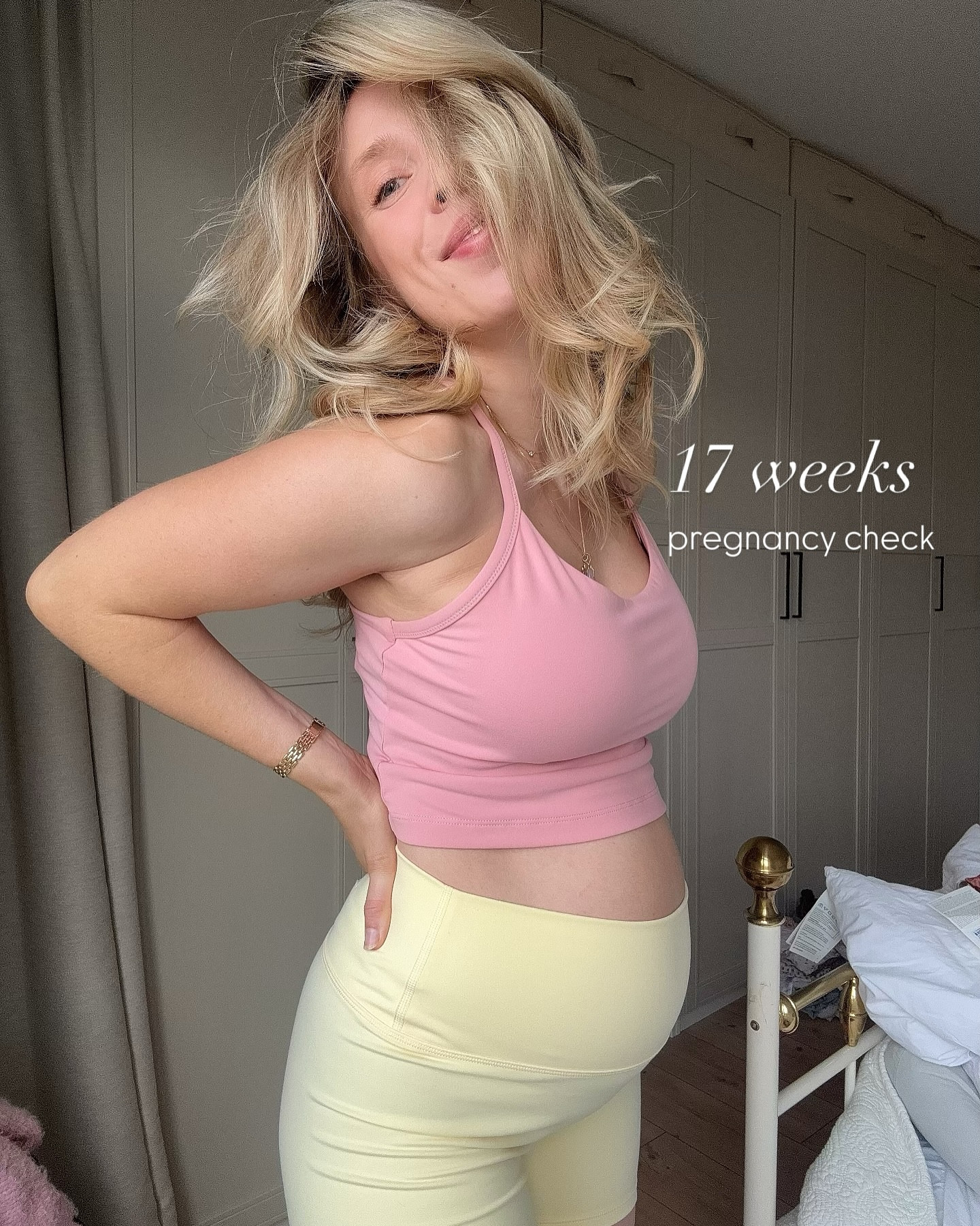 Baby ist so groß wie eine 🍌💛 17 Wochen Schwangerschaftsupdate 🌸💌 der Bauch wächst, die Übelkeit lässt nach, die Fressflashs sind gelegentlich noch da und ich fühle mich so langsam wieder aktiver. #baby2025 #schwanger #pregnancy #newmom #mamaleben #mamablogger #schwangerschaft