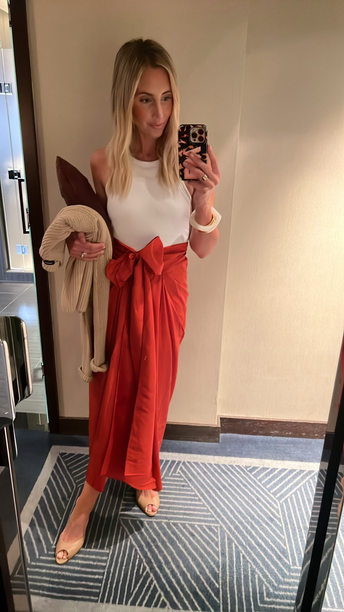 Fall midi skirt. 
Rust colored skirt.
Size down if between sizes. 

#LTKStyleTip