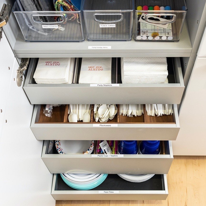 This kitchen is labeled and loaded 🎉

•
•
•
#shaiorganized #austinorganizer #professionalorganizer #kitchenorganization #kitchen #kitcheninspo