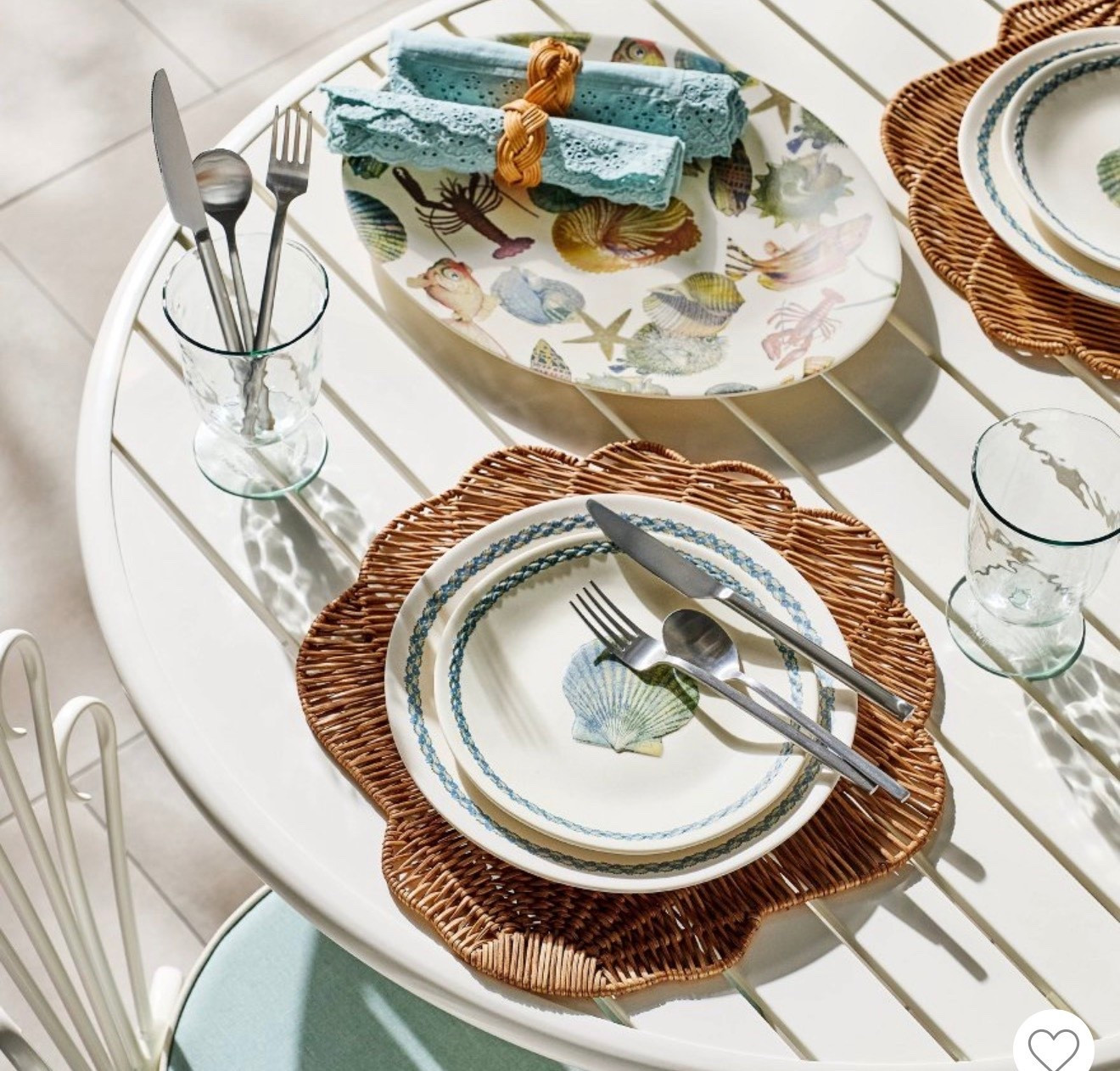 Such a beautiful table, top set of melamine dishes