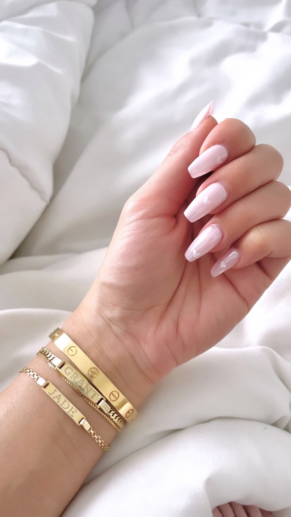 2 coats it’s a girl
1 coat funny bunny
white chrome
& @theeraeffect 
💅 