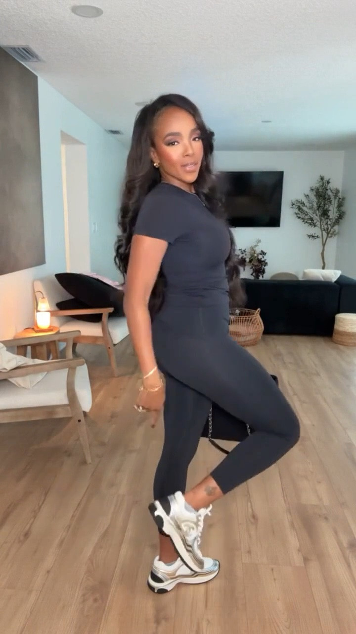 THE LEGGINGS THAT DO IT ALL 🖤

These SPANX leggings are the definition of throw on & go. Snatched, flattering and easy to dress up or down — sneakers for errands, a blazer for brunch, or boots for an elevated everyday look.

SPANX leggings, black leggings outfit, everyday athleisure, flattering leggings, casual chic outfit

Wearing: Size Small | 5’4” | 140 lbs | 34D-27-40

📲 Download the FREE LTK app & follow me (@kirasfashionfinds) to shop all my daily finds.

#LTKPetite #LTKActive