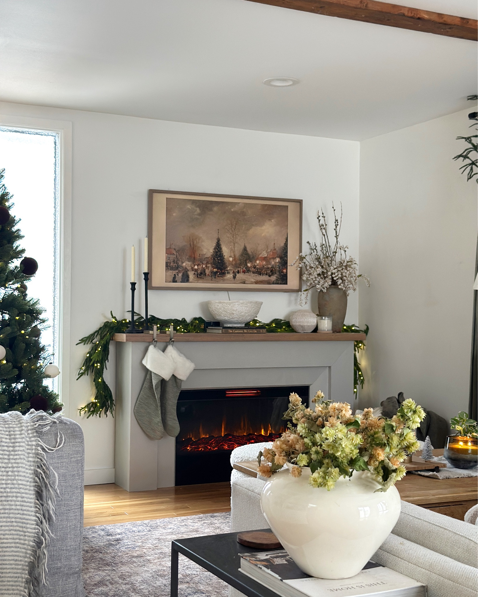 Holiday cheer in every corner 😗

#LTKSeasonal #LTKHome #LTKHoliday