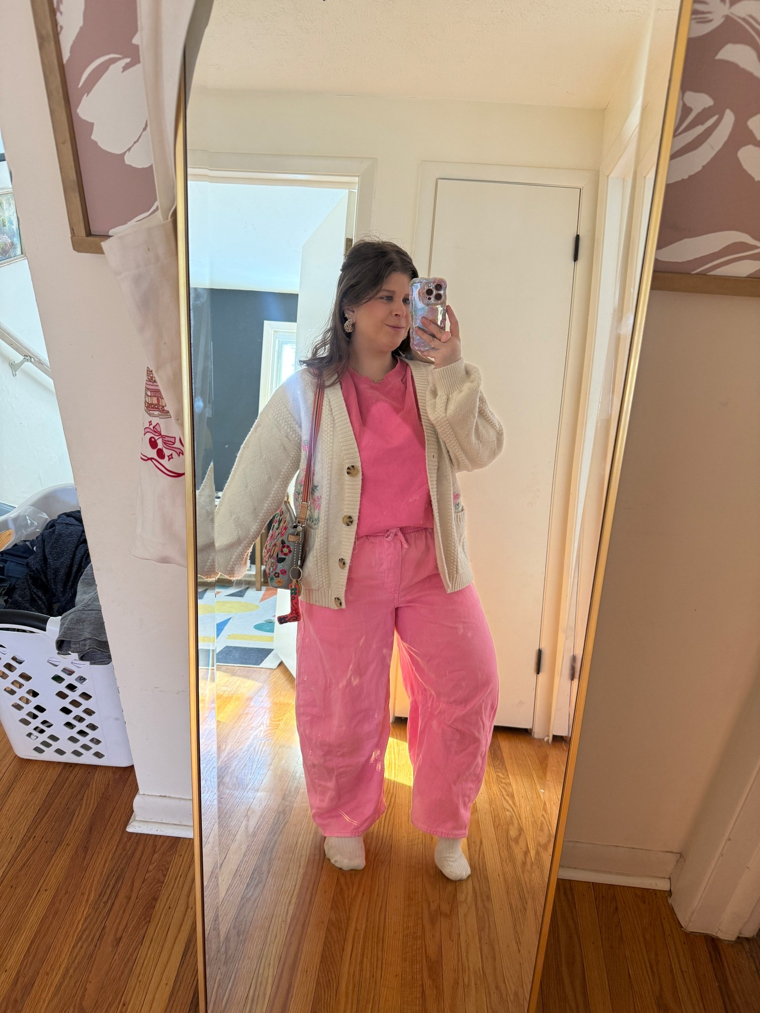 Pink outfit! Barrel leg leg pants, oversized graphic tee, & cardigan!



#LTKootd #LTKSeasonal #LTKPetite