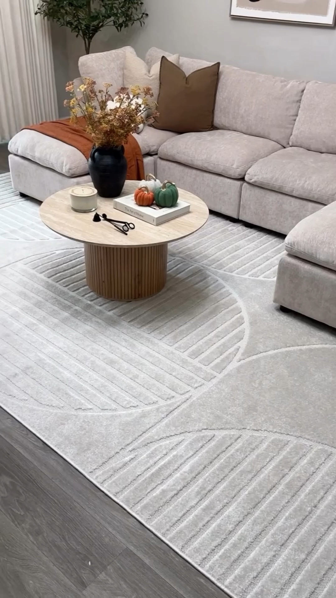 Alfombra nueva y la calidad de esta no se puede explicar por imágenes 🥰 es mucho con demasiado @jonathany_official como siempre robándose el show 👏🏻🔥🤎

Recuerda que todo te lo dejo en mi bio 🔗

#jonathan #home #rugs #neutral #decor #fall #jonathanfind