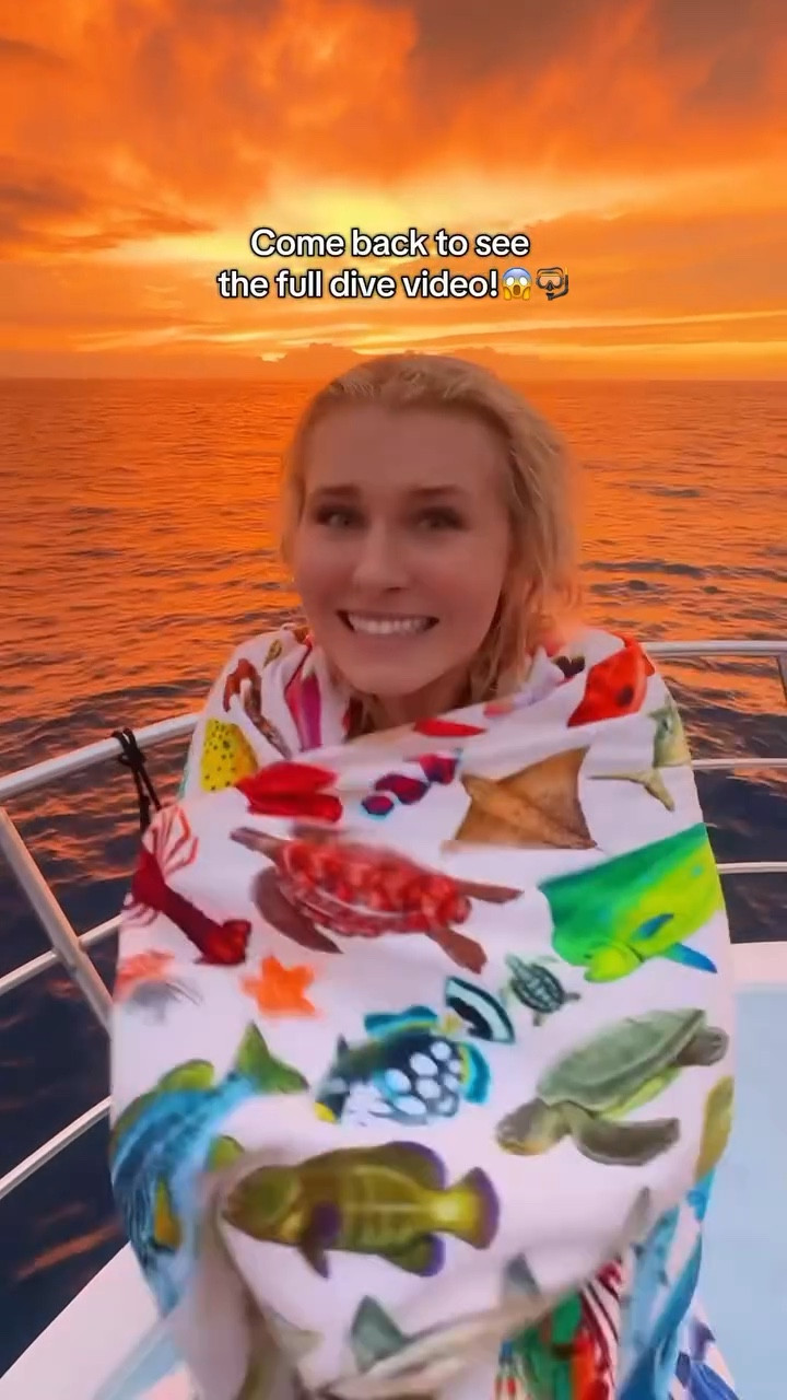 I’m about to swim with Moana’s grandma!!🥹🩵 Video coming soon!

Towel is from @divermonart 🩵

@paditv @jacksdivinglocker 

#mantaray #scubadiving #hawaii #hawaiilife #ocean