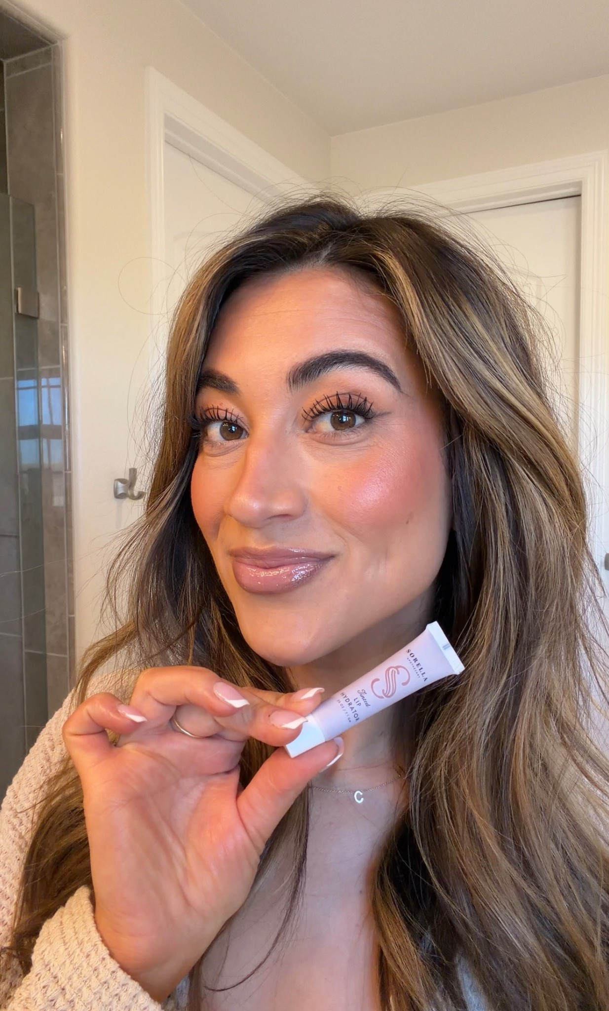 An everyday glossy lip that makes my lips look better the longer I wear it! These @sorellaapothecary Tinted Lip Hydrators have avocado oil and peptides to make your lips look plump and soft. They have tons of different shades, my favorite is the shade Ali! Linked here 🤍 #sorellaapothecary #ad 

#LTKValentine #LTKBeauty