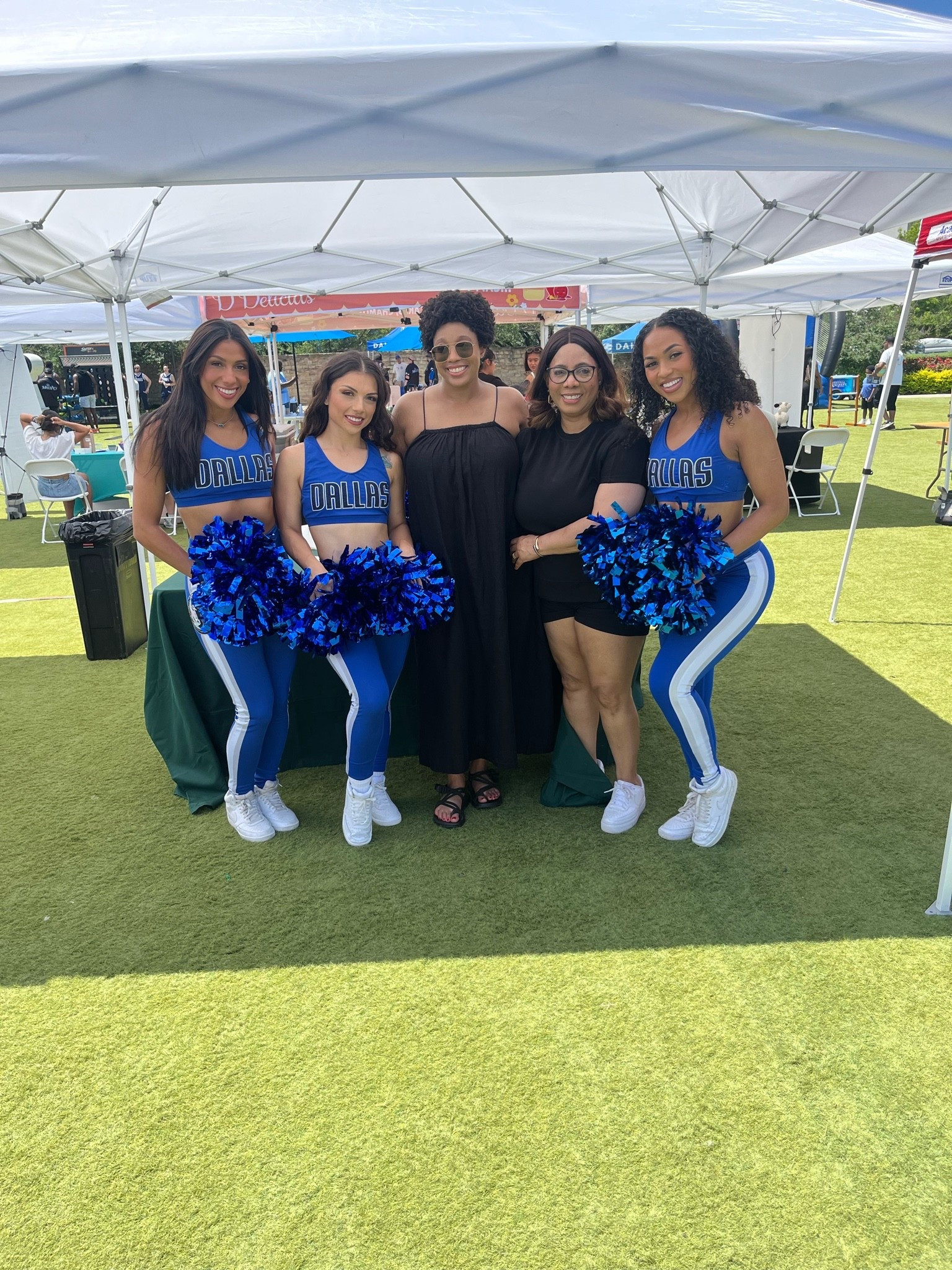 We got to take a quick photo with some of the Mavs dancers on Saturday. 💃🏻💃🏻💃🏻