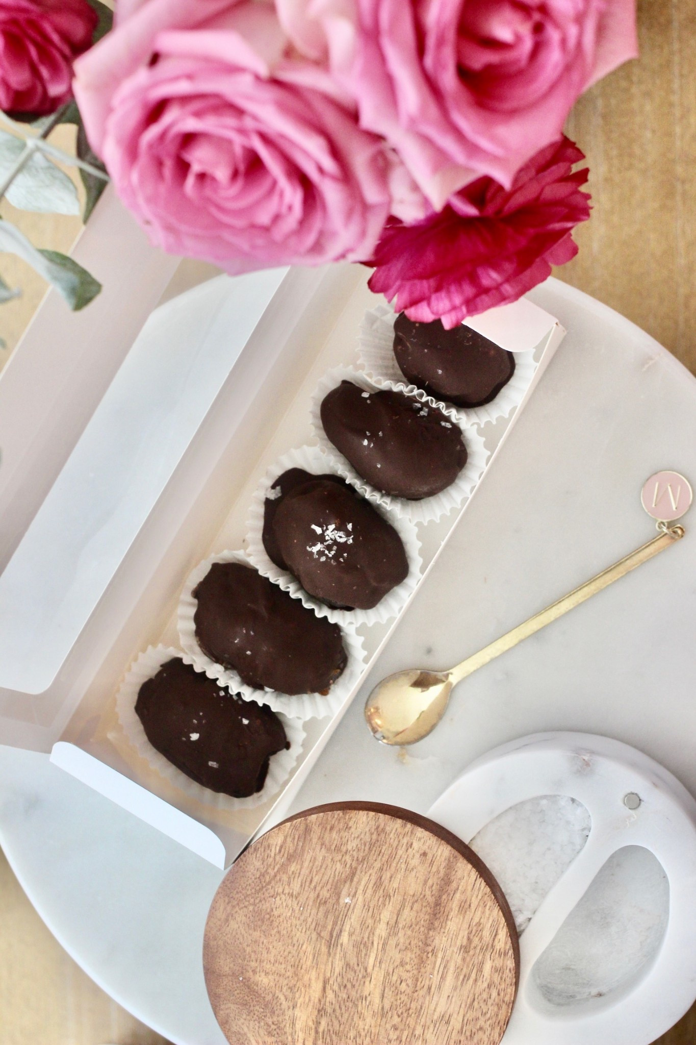 The perfect holiday treat: chocolate-dipped treats from @secretdatesociety and flowers! 

#LTKHoliday #LTKGiftGuide