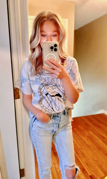 *click copy promo code & paste at checkout for the exclusive spring sale discounts* 
Who doesn’t love a good graphic tee + denim combo?! This graphic is slightly oversized and I have it tucked in here•so many ways to style though!!
Anddddd Abercrombie + American Eagle both have so many cute graphics right (including a ton of Rolling Stones options 😘😉) Both retailers are also apart of the ltkspringsale happening exclusively on our app starting NOW!
🚨🚨 March 9th-12th only• Snag favorites while they are marked down with our exclusive codes linked ⬇️ 

#LTKsalealert #LTKSale #LTKstyletip