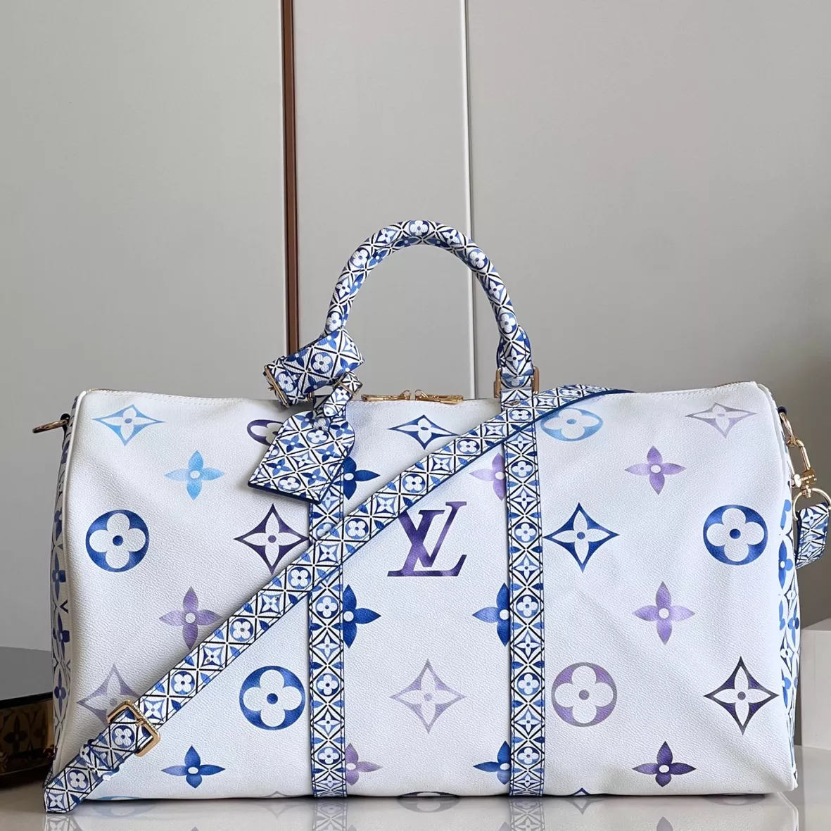 The shoulder bag Louis Vuitton worn by PLK on his account