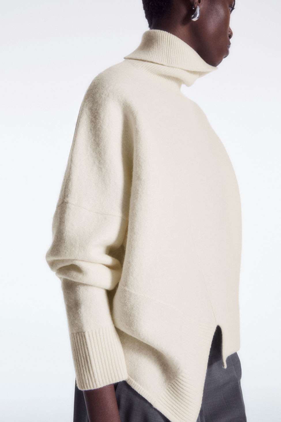 PULL ASYMÉTRIQUE LAINE MÉRINOS - BLANC - Knitwear - COS | COS (EU)