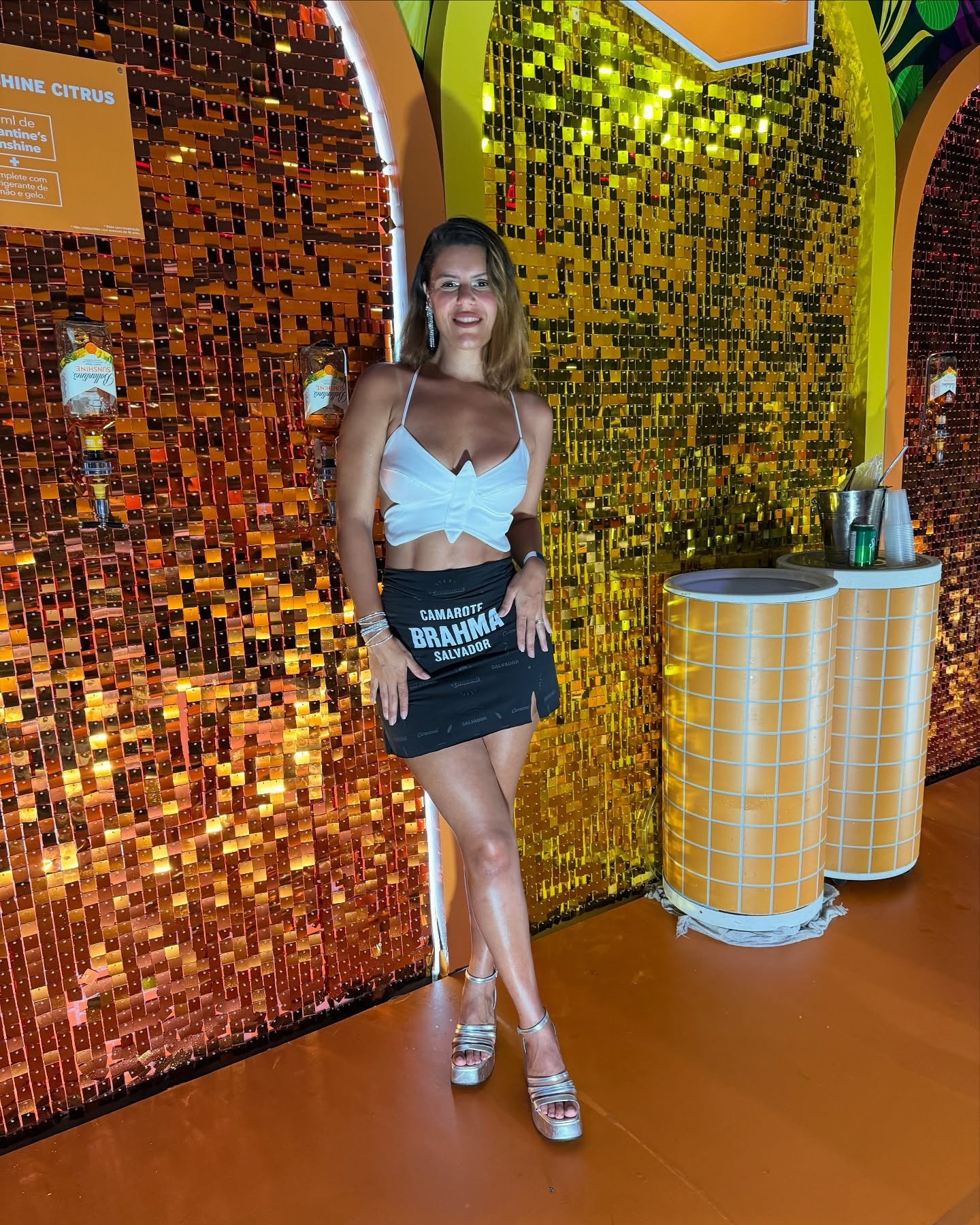 ~ manooo, a maldita música do trepa trepa que não sai da minha cabeça 🤣(tem que ver o carrossel até o final pra entender 🫣😅 • mini manual para sobreviver até o final do camarote com dignidade 👇🏽👇🏽👇🏽
 
1. Se a ideia não for participar da pipoca dos trios, chegue cedo. Lotou já era, vc vai chegar toda derretida de tanto flúor corporal seu e do povo todo. E esteja preparado pra levar muito empurrão e cotovelada, e tá tudo bem rs.

2. Eu fui já pensando em me acabar de comer, mas deveria ter feito um jejum de no mínimo 6 hrs. É tanta comida que tem naquele lugar, que vc sai entupida. Quanto menos vc comer de dia, mais o dinheiro que vc gastou no ingresso vai render 🙃

3. Nem dá pra ficar bêbado de tanta comida que vc vai comer, mas é importante moderar. Uma @beatsoficial , um copo de água e por aí vai.

4. O tênis é o novo salto, pra ficar elegante vai de tênis pq o objetivo é pular como se tivesse molas nos pés. Eu que fui de plataforma e não me ferrei pq ele era confortável, mas ficou bem sem sentido na minha opinião. 

5. Para quem gosta da pipoca, você pode sair e entrar do camarote quantas vezes quiser, mas confesso que pelo menos onde estava o camarote da Brahma era praticamente impossível. Muita gente acumulada do mesmo lugar. E quando digo muita gente, é muita gente nível hard kkk.

A lista de dicas será imensa se eu continuar, então vou parar por aqui rs 🤪 uma das melhores experiências da vida e quero repeteco.
#carnavalemsalvador