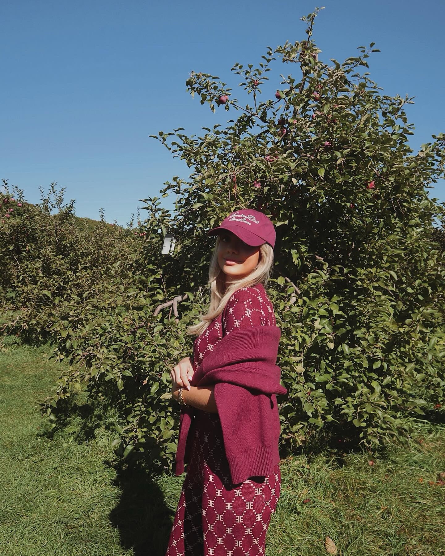 The only time you’ll see me reaching 🍎🍂🥧

Clearly obsessed with this burgundy trend for fall this season. Full outfit is from @ellandemm_co • sneakers are from New Balance 
.
.
.
.
Apple picking inspo, fall aesthetic photos, Apple picking outfit, Pinterest inspired, content creator, burgundy aesthetic