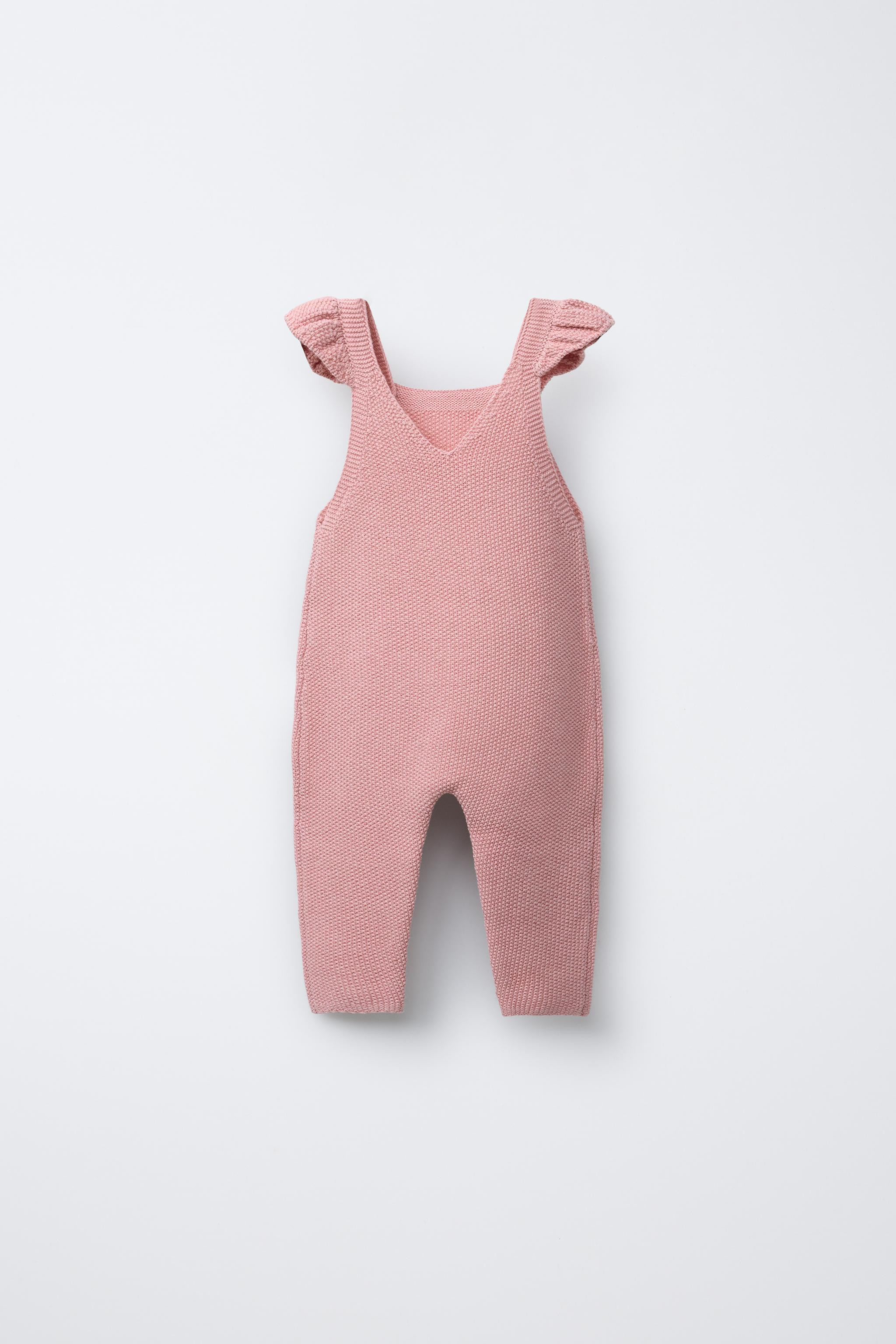 Knit overalls with a straight neck and buttoned straps. Ruffle appliqué.Pink | 2582/556/620Produ... | Zara US
