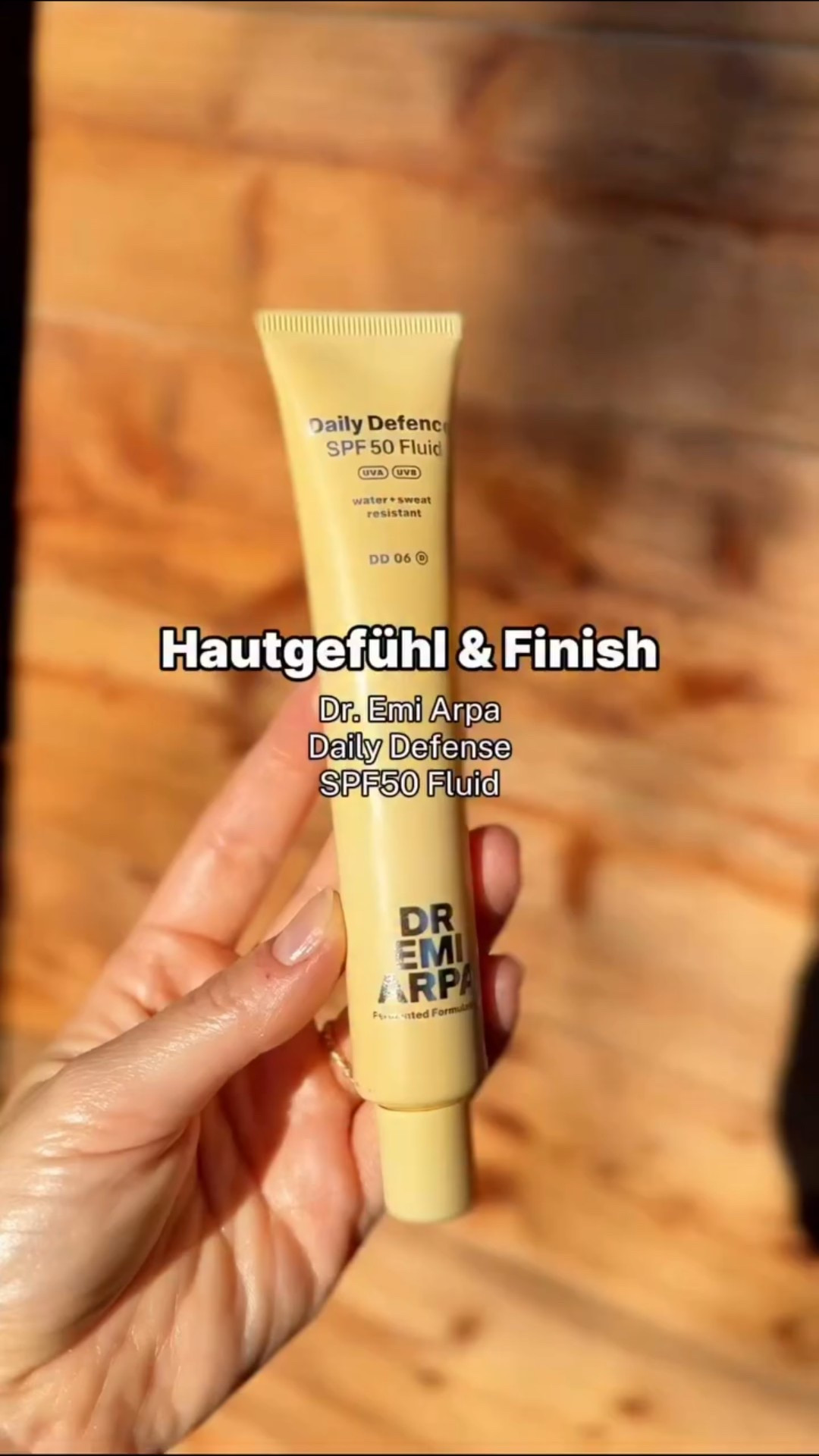 Dr. Emi Arpa Daily Defense SPF50 Fluid – mein Fazit 🤞 
Das Daily Defense SPF50 Fluid habe ich die letzten Tage intensiv unter verschiedensten Bedingungen getestet: im Alltag, beim Sport, über meiner gewohnten #Skincare, mit und ohne Make-up sowie zum Nachcremen im Laufe des Tages. 

Mein Fazit basiert auf meiner persönlichen Erfahrung (normale Haut) und ist nicht gesponsored:
💡Vier moderne UV-Filter liefern einen UVB-Schutz von 50 und einen UVA-Schutz von 29 💡Reizarme Formulierung, sollte daher auch bei empfindlicher Haut geeignet sein 💡Wasser- und schweißfest – dadurch ist die Filmbildung spürbar auf der Haut; liegt aber in der Natur der Sache. Bei mir trägt das zur guten Haltbarkeit bei 💡Trotz wahrnehmbarer Filmbildung kein Schwitzen oder Hitzestau unter dem Fluid 💡Lässt sich leicht verteilen, ohne Schlieren oder Rückstände 💡Verträgt sich gut mit meiner gewohnten Skincare-Routine und meinem Make-up – kein Abrollen oder Krümeln 💡Finish: dewy bis glänzend – wer ein mattes Finish bevorzugt, sollte ggf. leicht abpudern 💡Mit 50 ml komme ich ca. 3–4 Wochen aus – bei 42 € pro Tube ist täglicher Sonnenschutz ein verhältnismäßig „teures“ Vergnügen

✨Mein Gesamtfazit: Eine funktionale, solide #Sonnencreme, die sich gut in die Routine einfügt. Das Fluid kommt für MICH jedoch nicht an meine persönlichen Sunscreen-Favoriten in Sachen Tragegefühl und Performance heran. Wer das Geld aber ausgeben möchte, bekommt ein zuverlässiges Produkt.

Habt ihr noch Fragen zu dem Produkt? Schickt es mir gerne in die Kommentare!
…
[Werbung, da Markennennung]