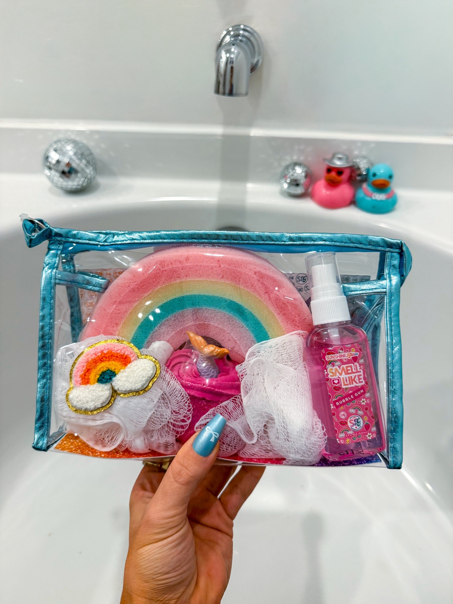 Rainbow bubbles & sparkly smiles 🌈 🫧 🫶🏼
The only kind of chaos I approve of ✨ 
@sunshineglitterofficial nailed this bath combo! 🩷

Make sure to shop all the magical goodness from 
@sunshineglitterofficial 

#SunshineAndGlitter #BathtimeJoy #GlitterGoals #MiniMoments #RainbowLove
#ad