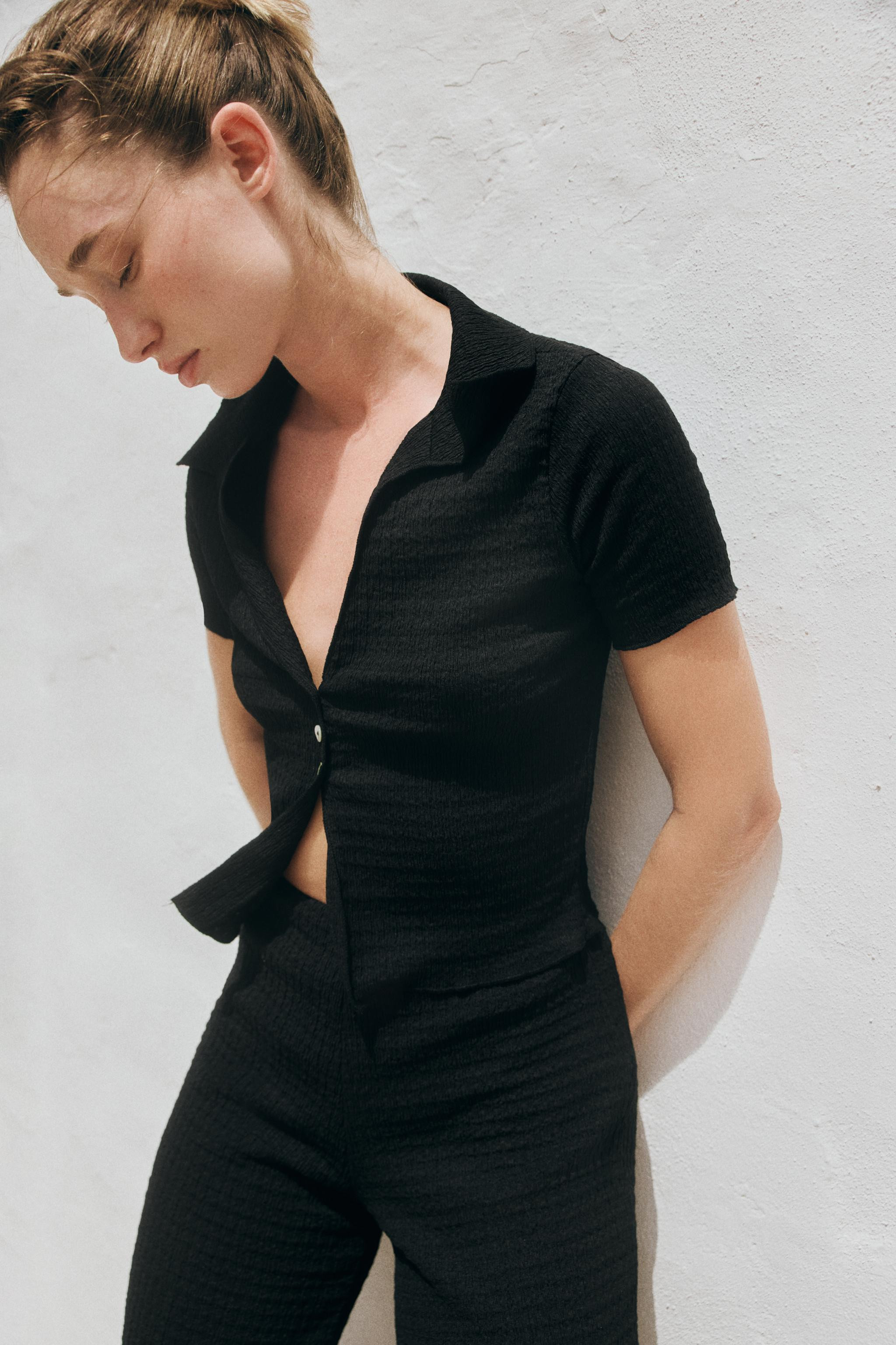 V-neck top with short sleeves. Front button closure. | Zara US