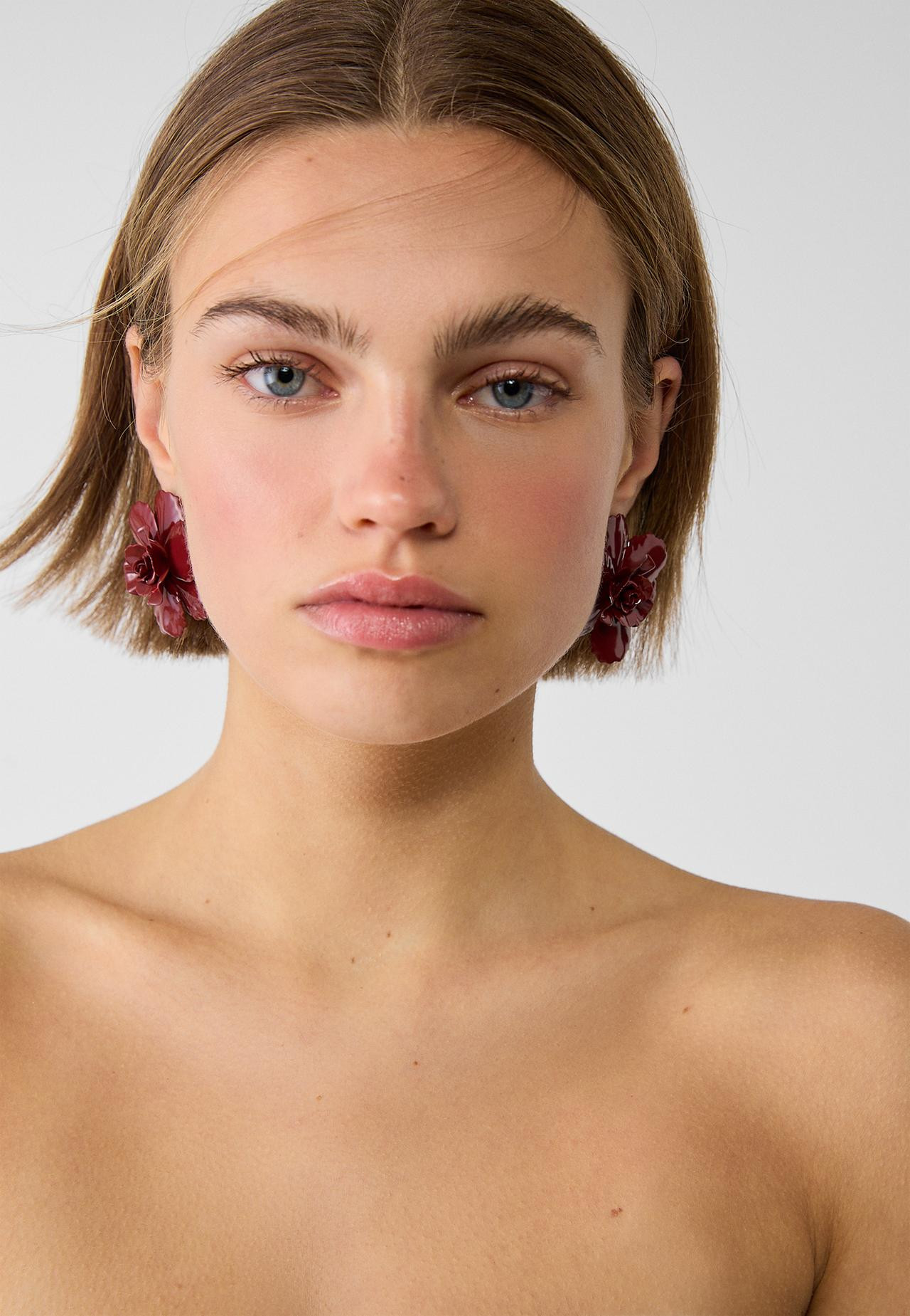 Contrast metal flower earrings | Stradivarius (UK)