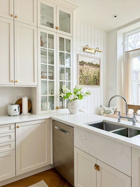 Kitchen breakfast nook and faux Amazon florals 