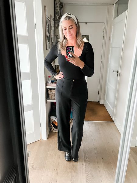 Outfits of the week 

A long sleeve bodysuit that’s old H&M but I linked similar. H&M bodysuits seem to work for taller frames. I am wearing a medium. Paired with black linnen trousers and Geox loafers. The headband is from Luvvies by Saar. 



#LTKworkwear #LTKSeasonal #LTKstyletip