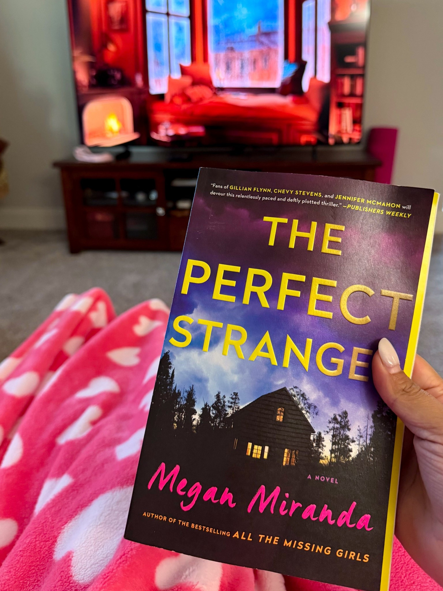 Cozy evening with a book 📚 crossed another book off my TBR, The Perfect Stranger. 3.5 ⭐️ 