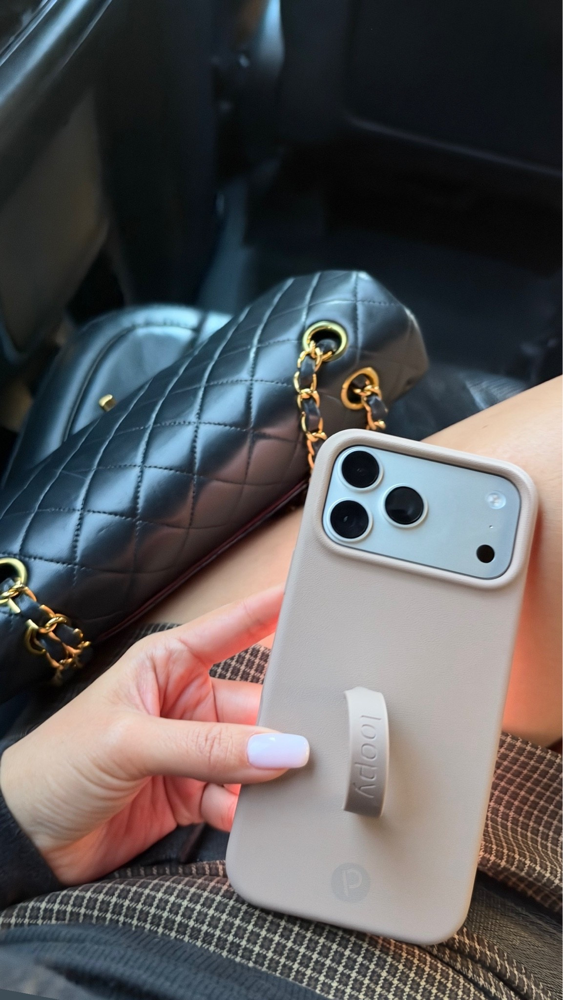 Finalllly reunited with a loopy case after getting the new iPhone last week!! I was feeling naked without it lol 😂