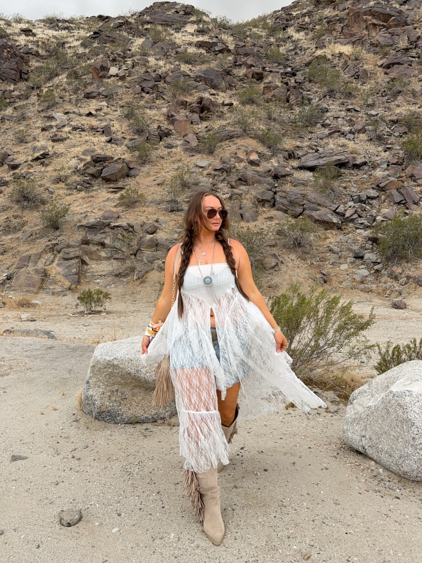 having Bieber fever so bad after watching weekend 2 😭😭🌸🌸🌸🌟🎡🦋👼🏻☀️💕💕💕💕 closing out @coachella 26 with my last outfit ahhh we had a time!!!!! 

#coachella #coachella2026 #bieberchella #curvychella #festivaloutfits