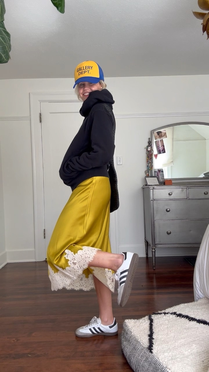 Sunday Morning 

Sweatshirt is Uniqlo - bag is vintage Bottega Veneta 

Necklace CAM Jewelry 
Rings Pendergast Painter Custom and Maria Christofilis signet ring

#LTKstyletip #LTKover40