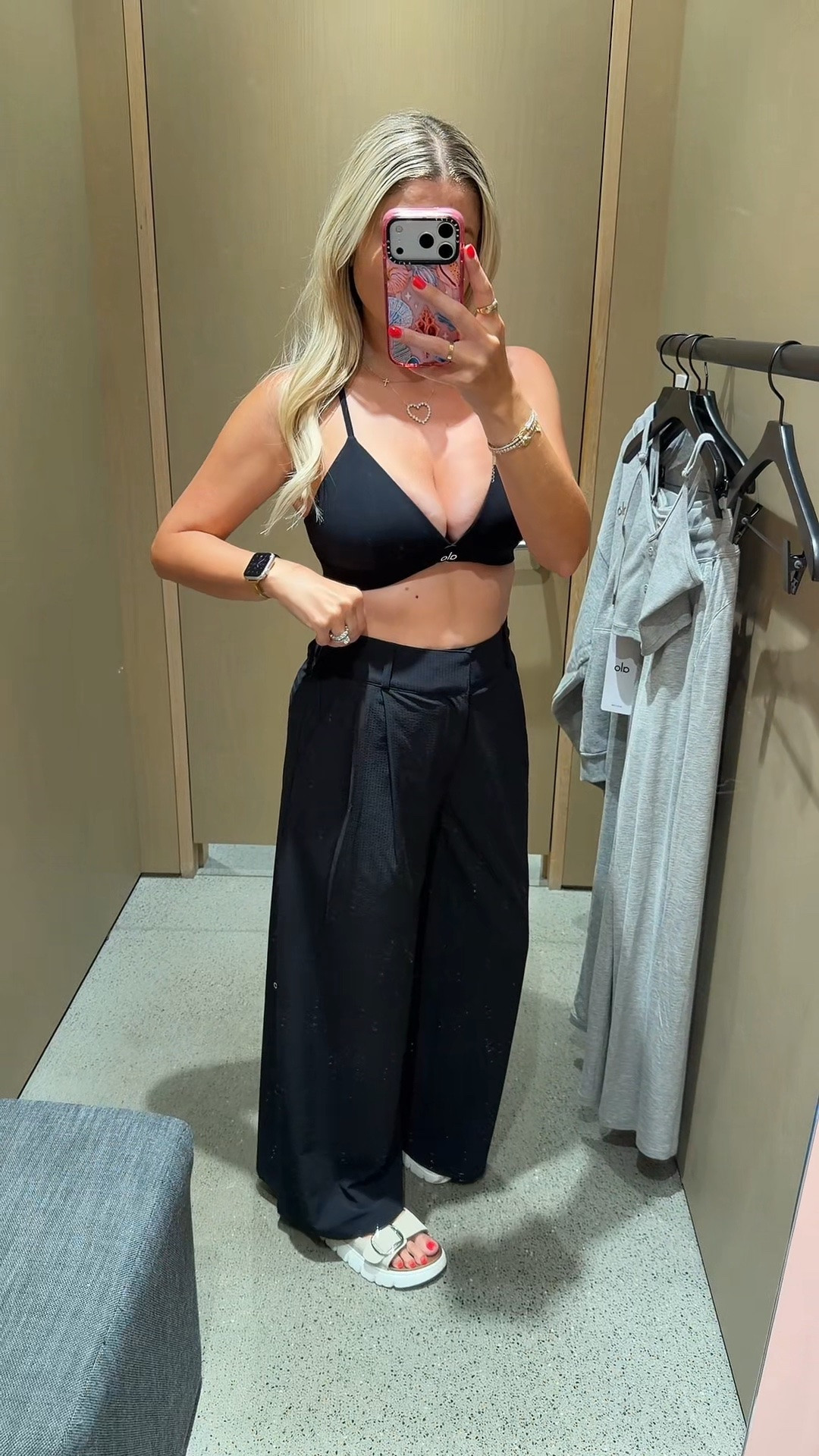 @Alo Yoga trousers!
Size xs short
Bra m
Sandals tts