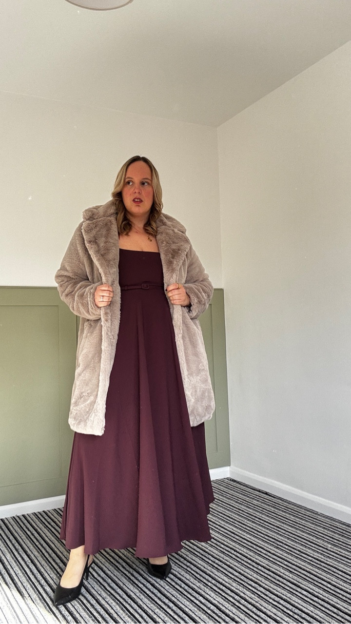 Burgundy Margot from @sixstories with faux fur is giving serious Mob Wife energy and I’m here for it! 

Get 15% off at Six Stories with “RHIANNONSWAY15” (excludes bridesmaid dresses) 

#sixstories #mobwife #autumnfashion #winterfashion #autumnwinteroccasionwear

#LTKwedding #LTKautumn #LTKuk