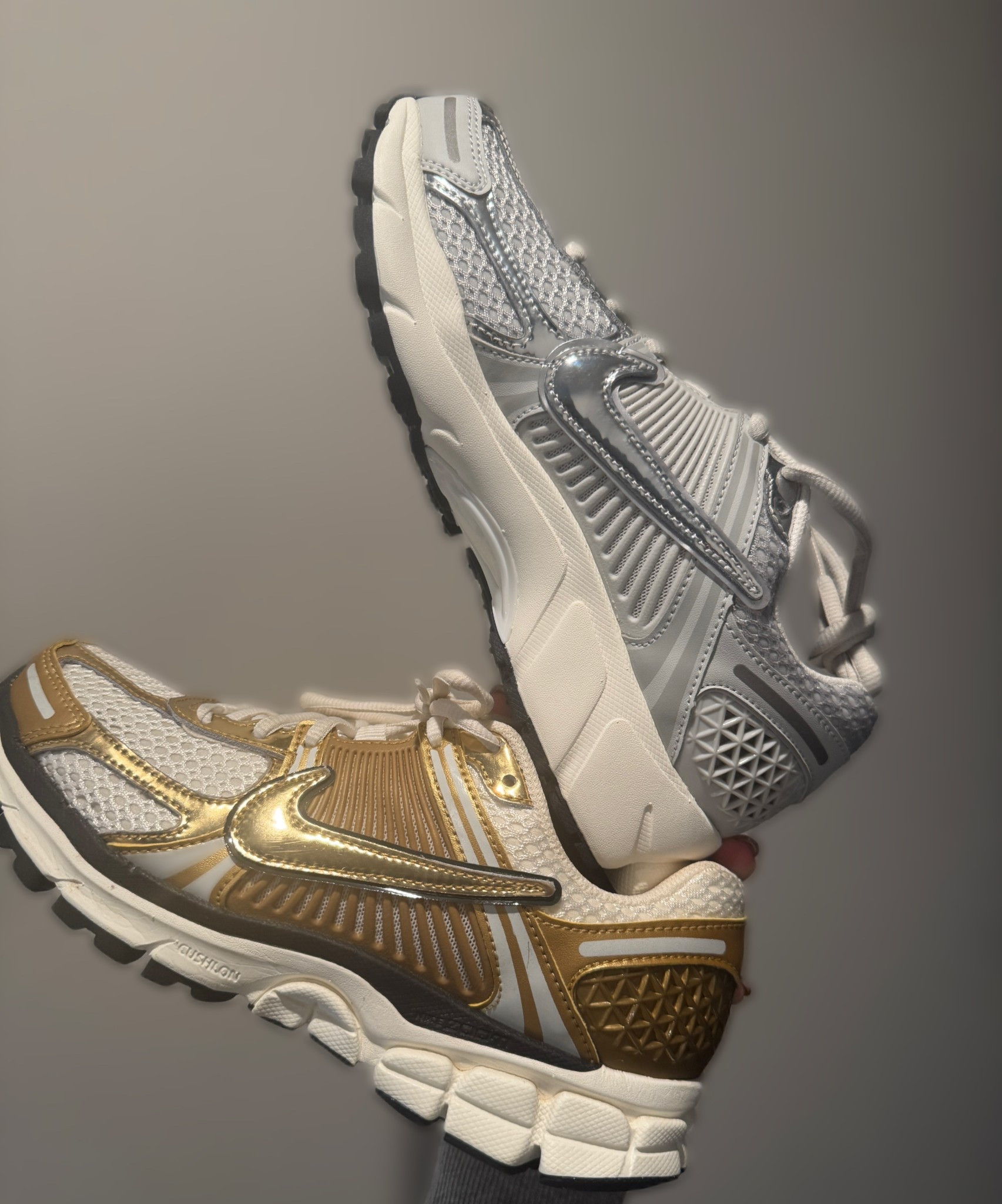 Details matter! Even down to the shoes!



#sneakerhead 
#nikevomero
#gold
#silver


#LTKStyleTip #LTKShoeCrush #LTKActive