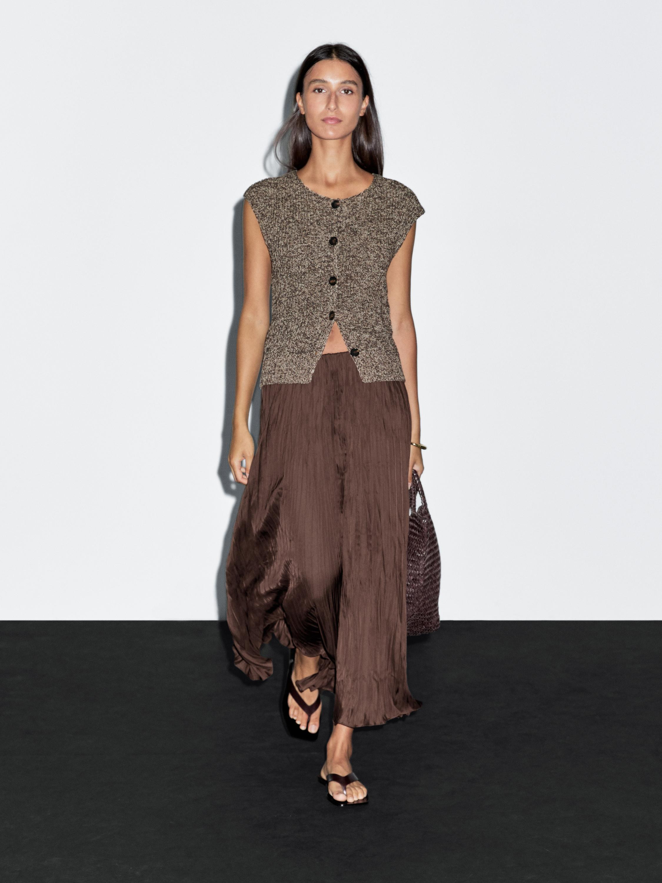 Vest made of 100% cotton fabric. Crew neck. Button-up front. Made in mouliné yarn that provides ... | Massimo Dutti UK