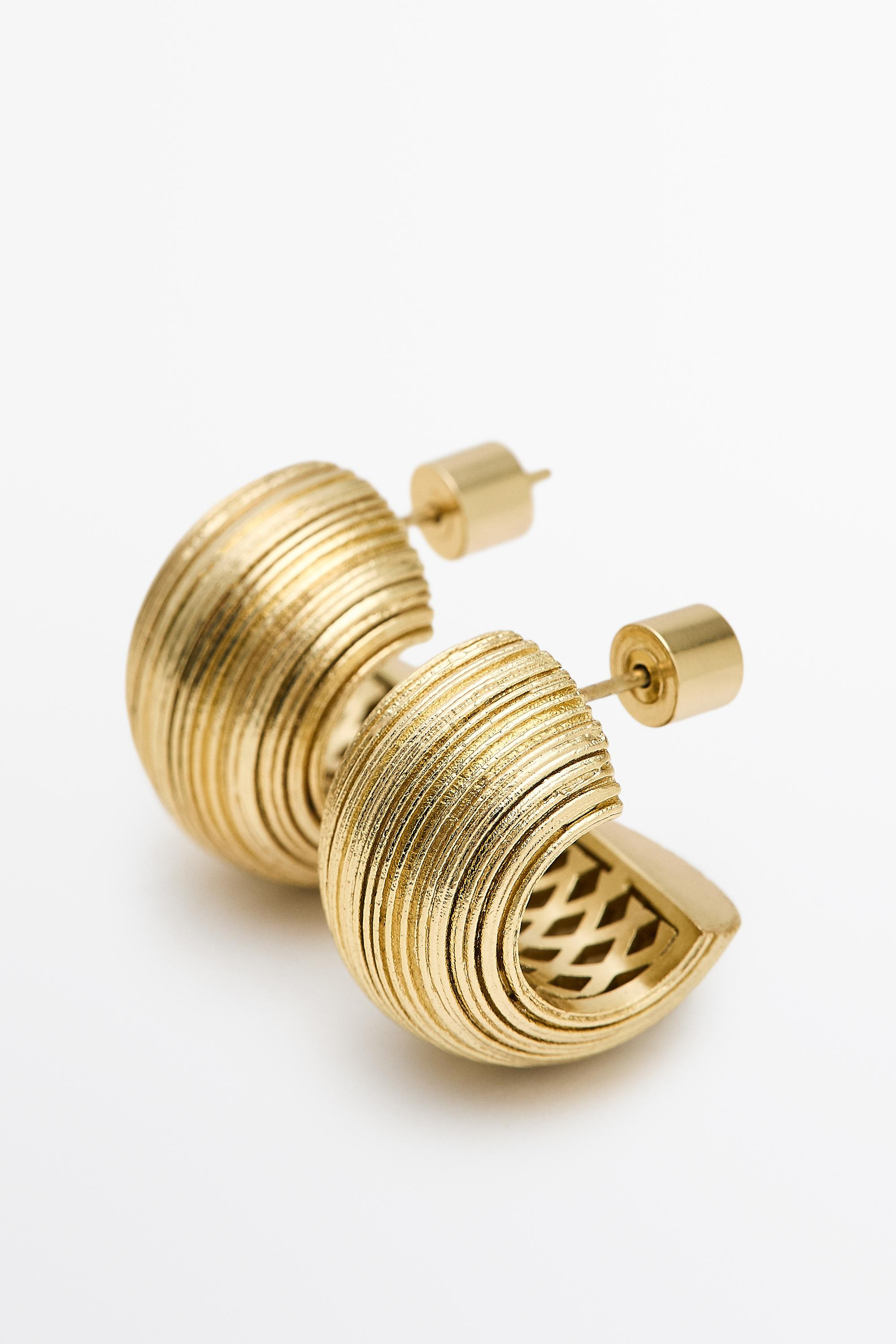 Raised design hoop earrings | Massimo Dutti US