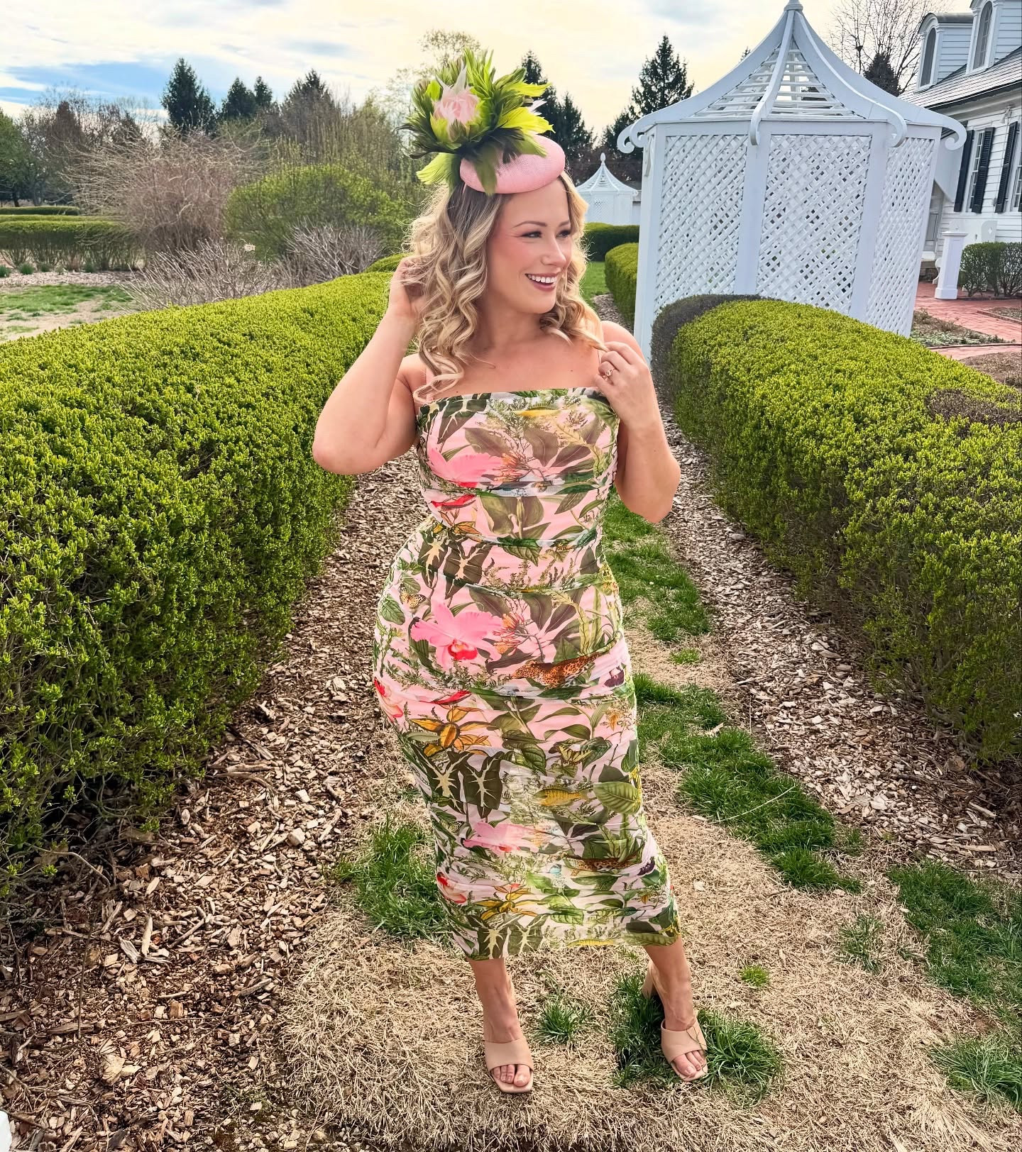 It’s almost #derby time here in the Bluegrass! 🏇🐴🐎🌹 @frances.b.hats & @ta3 know how to bring together a “snatched” Derby look! 👀 🌴🌺🐆

Ladies! Use the link in my bio or my code “ALYSSALEXANDERXO” for a discount off of @ta3 lace up dresses, swimsuits, and more! ⏳

💋 @beautystudios_louisville 

#ta3 #ta3swim #waist #hourglass #derby #derbyhat #kentucky #kentuckyderby #derbyfashion