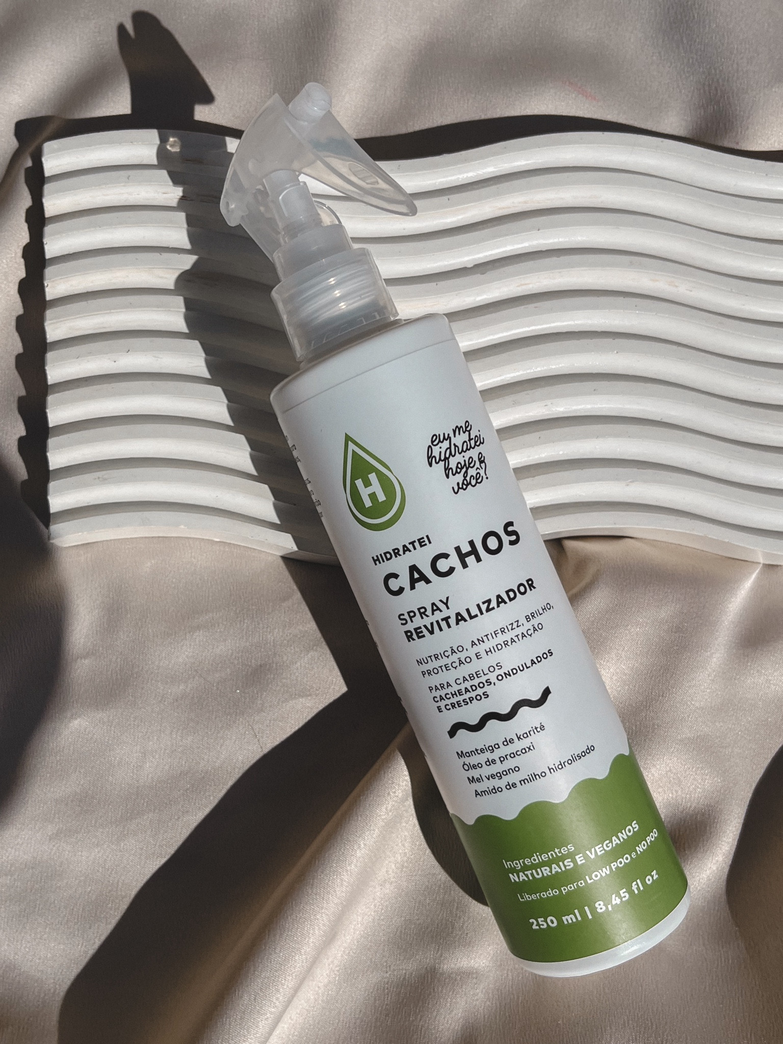 Eu era doida para testar a linha Cachos da Hidratei pois tenho cabelo ondulado e muita dificuldade para definir minhas ondas. 

Esse produto é o Spray Revitalizador, ideal para cabelos ondulados, cacheados e crespos. Ele promete nutrição, ação antifrizz, brilho, proteção e hidratação. Além disso, ele dá uma texturizada nos fios e ajuda a definir. Ele é ótimo também para utilizar no dayafter, quando você acorda com os fios bem amassados e não sabe o que fazer. Gosto de aplicar o spray e dar uma amassada nas ondas, o efeito fica muito bonito! 

Achei um ótimo produto, em breve venho com outras resenhas dessa linha! 💚


#LTKbeleza #LTKbrasil