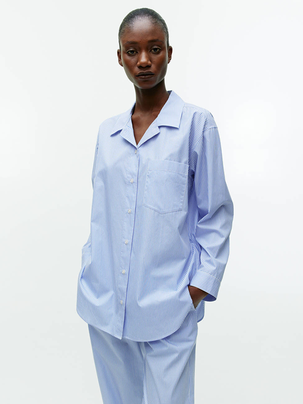 Pyjama-Hemd aus Popeline - Blau/Weiß - Loungewear - ARKET DE | ARKET (EU)