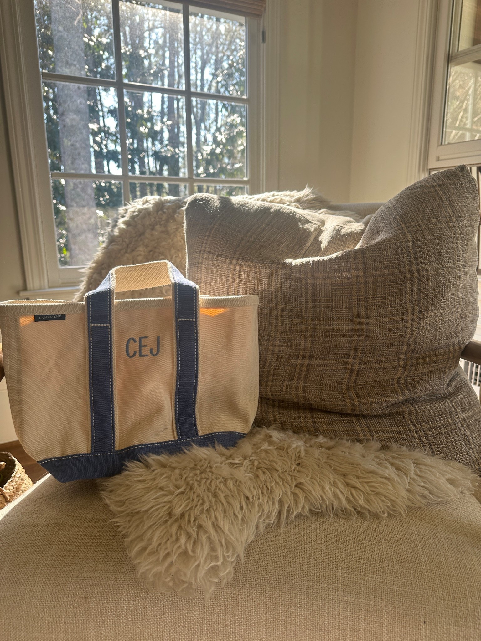 Pint sized … my canvas tote may be old, but they are built to last! I think it’s like 15 years old 🫣

Lands end, L.L. Bean, canvas boat bag, canvas bag, monogrammed tote, mom style, vacation, resort wear, beach bag 

#LTKmomlife #LTKMidsize #LTKdayinmylife