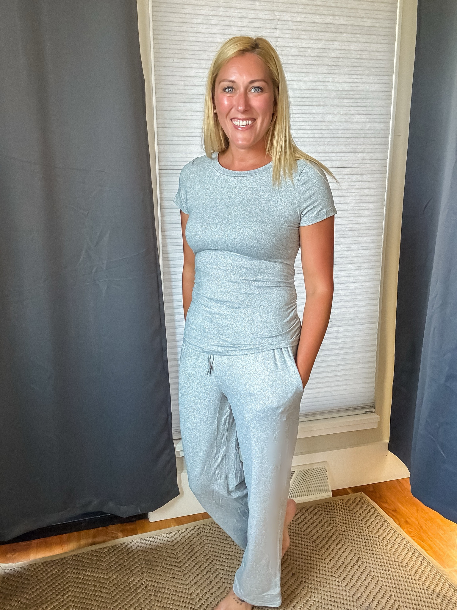 I love the fit of this 2pc set. The top is fitted with ruching on the sides and the pants are the perfect length (I’m 5’6” and wearing a small.) 