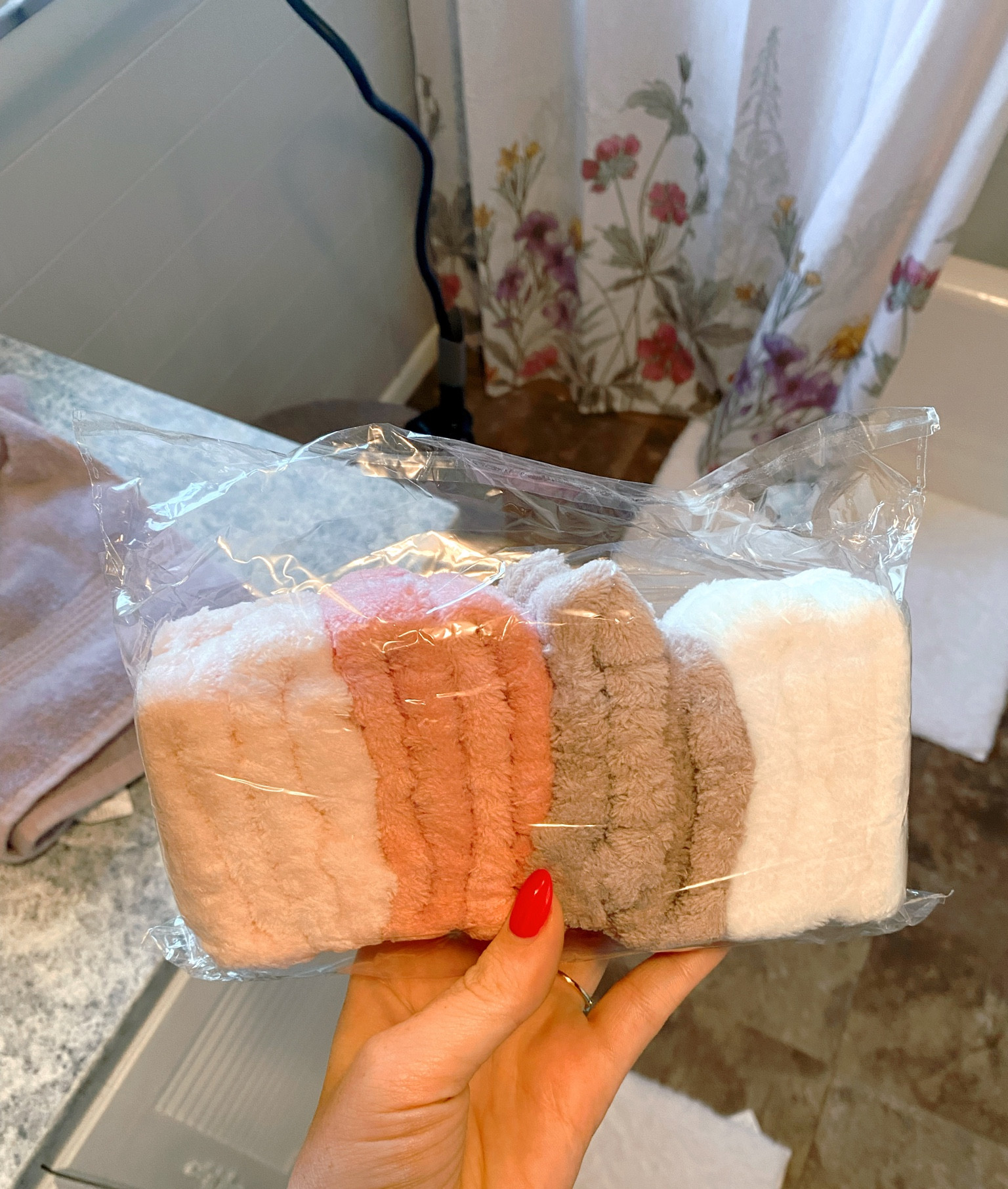 MUST have, under $15 💓🧴never make a mess washing your face again!

#skincare #waterabsorption #wristbands #under15 #musthave #cheapfinds #cleanser #topbuys 

#LTKunder100 #LTKsalealert #LTKunder50