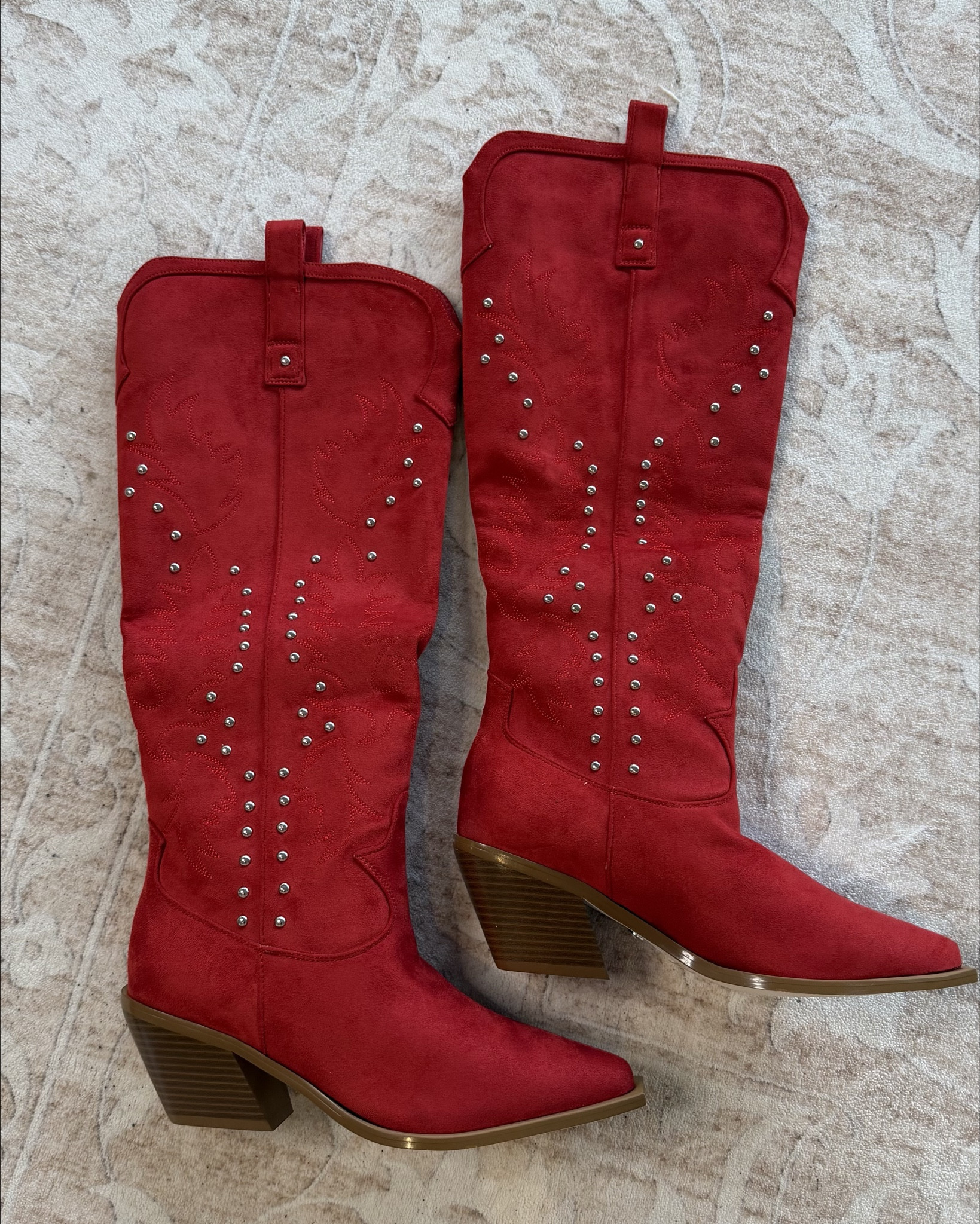 @DSW is running 25% off select styles right now. I love adding a pop of color into my spring wardrobe. It’s such an easy way to make a simple outfit feel elevated and chic. 
Code: NOJOKE 
@DSW #MyDSW #ad 

#LTKFestival #LTKU #LTKootd