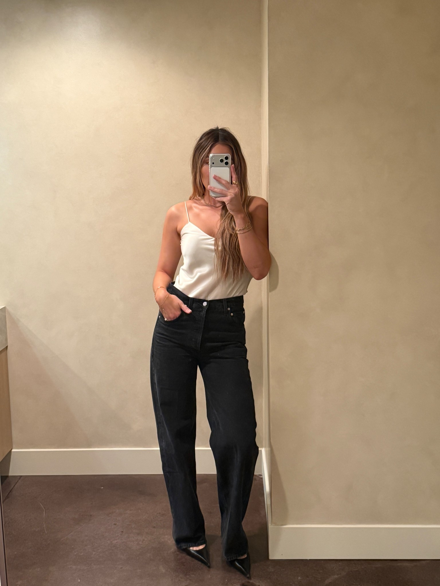 Top: S 
Denim: 26 
Shoes: 9.5 

#LTKgrwm #LTKWorkwear #LTKBeauty